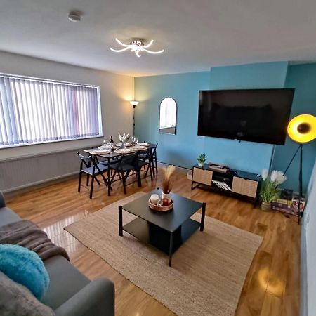 Comfortable 3 Bedrooms Leeds Beach House - Ideal For Family And Contractors - Free Parking For 2 Cars Eksteriør billede