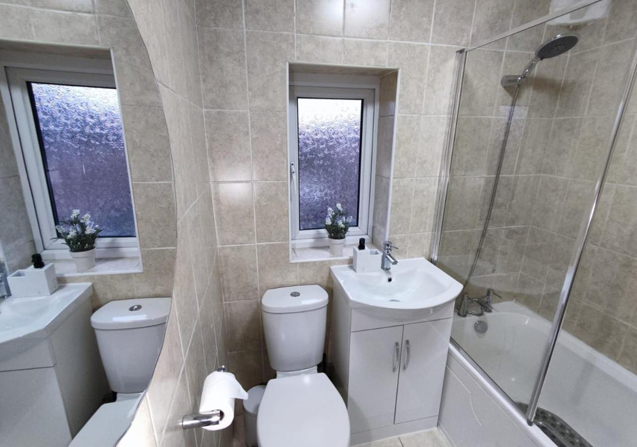Comfortable 3 Bedrooms Leeds Beach House - Ideal For Family And Contractors - Free Parking For 2 Cars Eksteriør billede