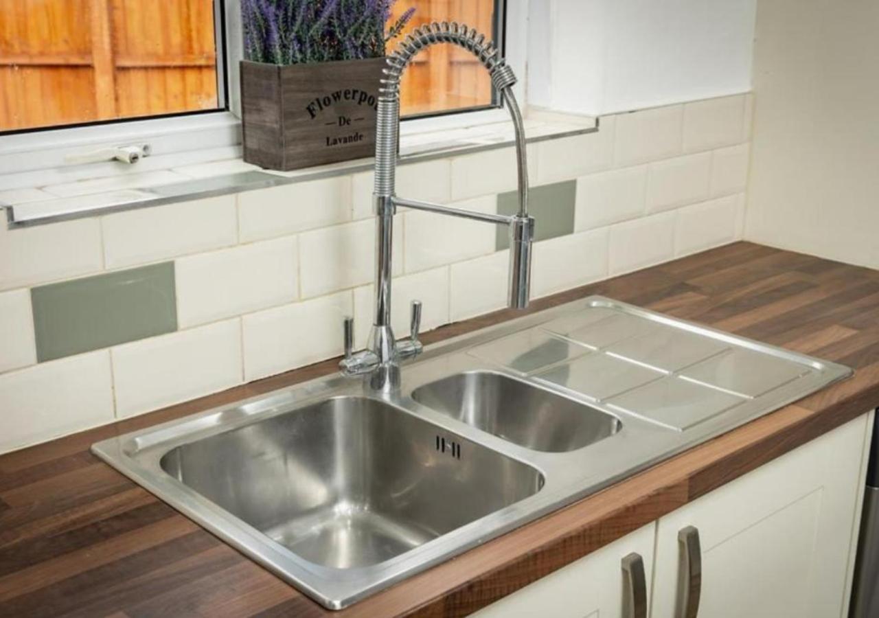 Comfortable 3 Bedrooms Leeds Beach House - Ideal For Family And Contractors - Free Parking For 2 Cars Eksteriør billede